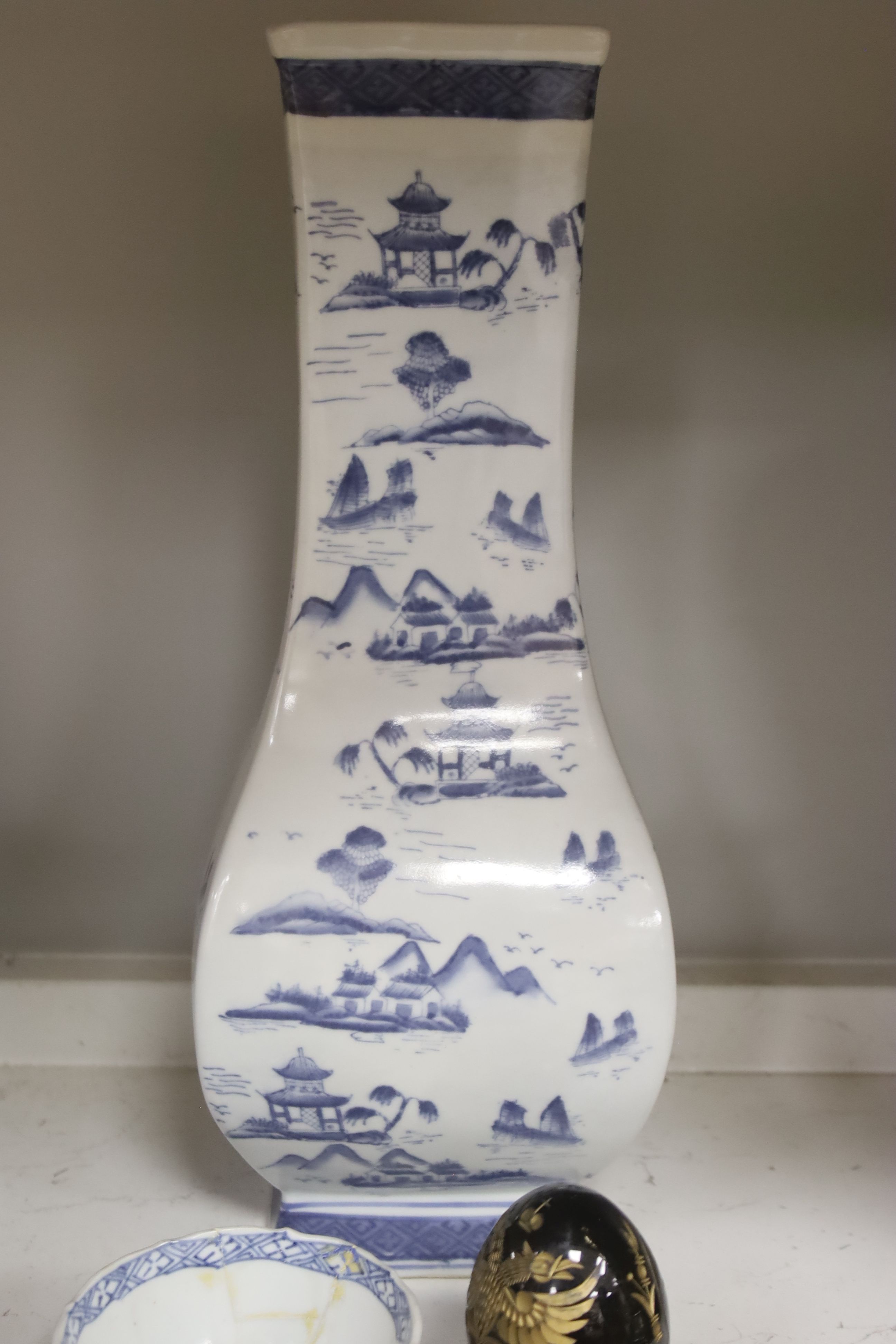 Two Chinese blue and white export dishes, a Chinese blue and white vase, etc., tallest 36cm